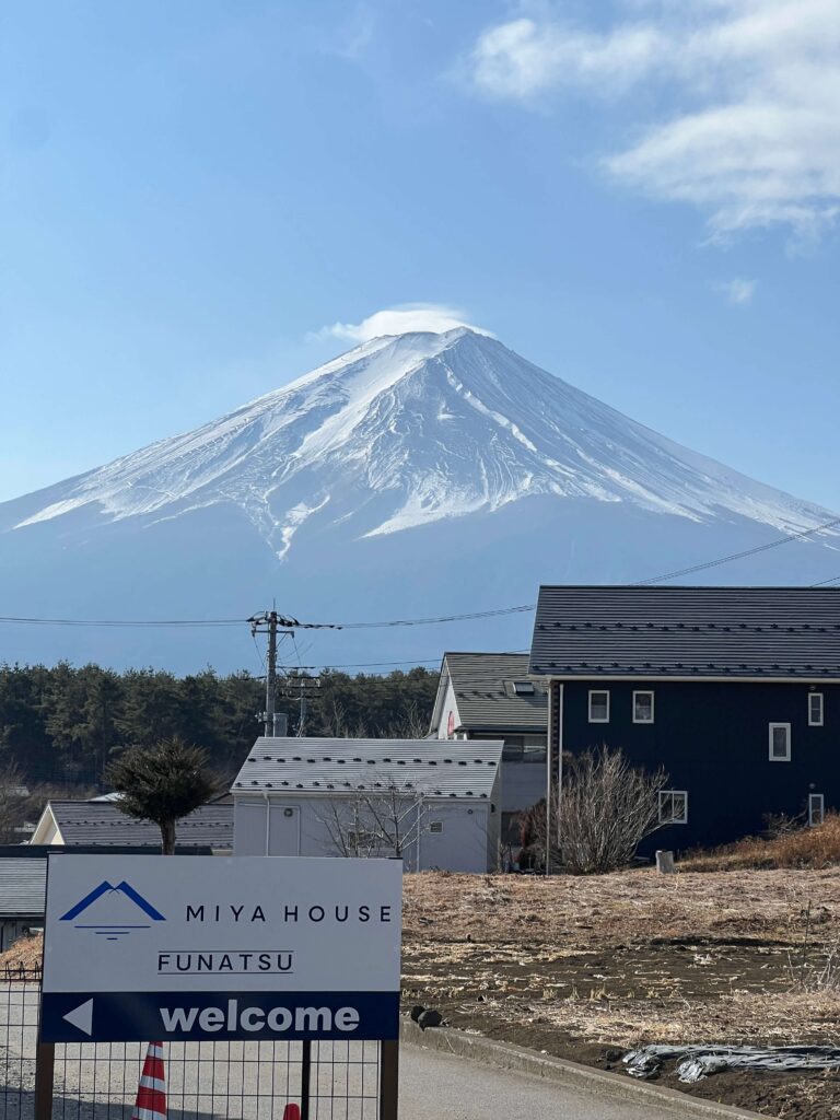 Miya house 坐在A棟餐桌看出去的視角直面富士山