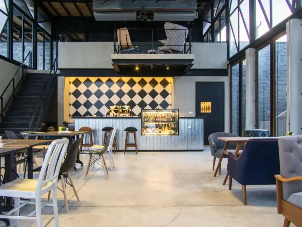 ▲ 北碧住宿The Xcape River Kwai：帶點工業設計風格的用餐環境