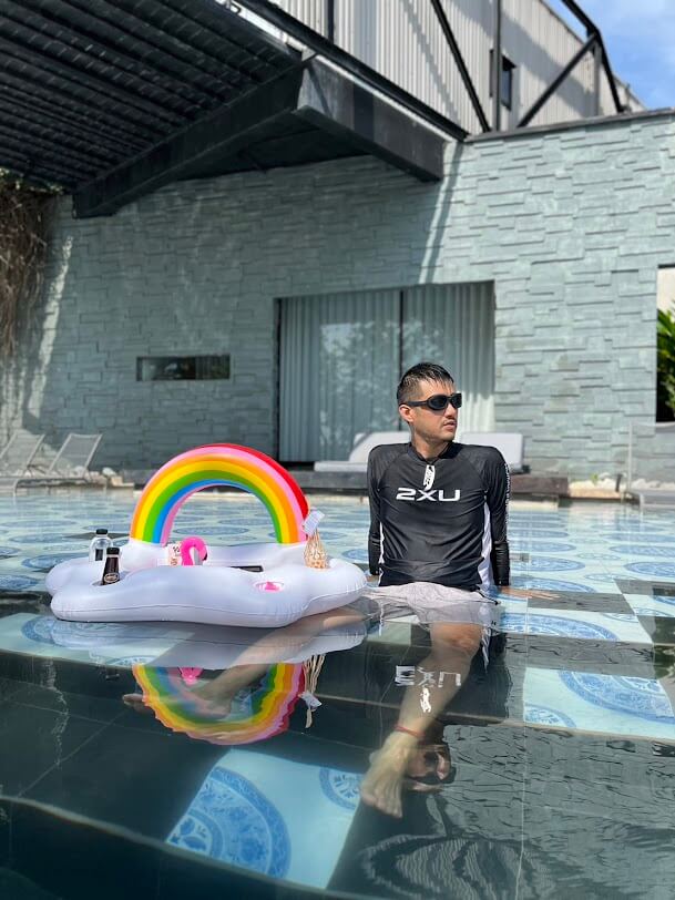 ▲ 北碧住宿 The Xcape River Kwai：有人會想看男生的泳池照嗎