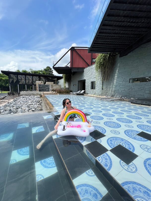 ▲ 北碧住宿 The Xcape River Kwai：淺水泳池和浮誇男友帶的網美小道具