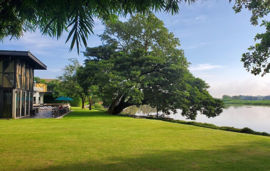 ▲ 北碧住宿The Xcape River Kwai：餐廳外緊鄰桂河畔的Chill草原