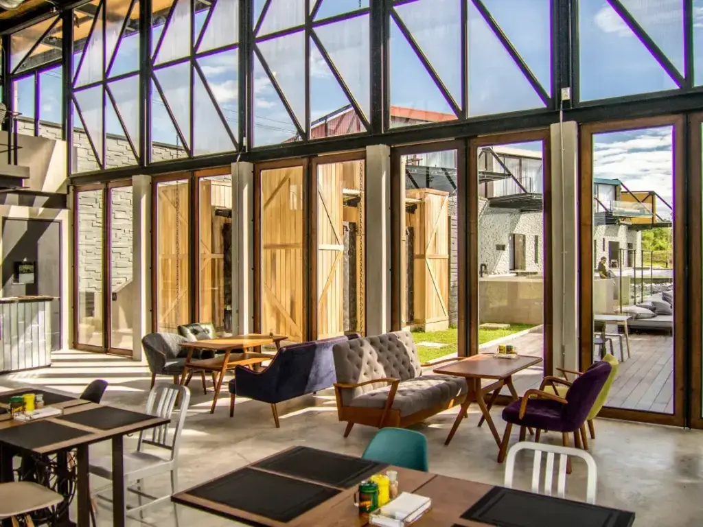 ▲ 北碧住宿The Xcape River Kwai：挑高的用餐空間適合好好喝杯咖啡