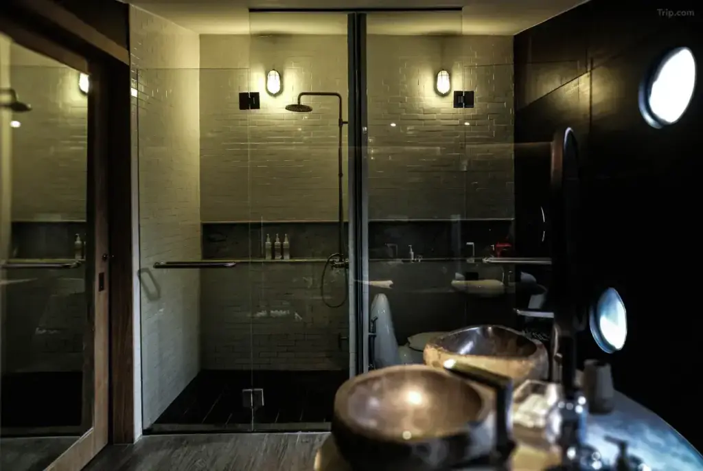 ▲ 北碧住宿 The Xcape River Kwai：諾大的衛浴空間帶著簡單的禪意