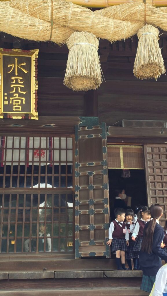 剛從水天宮裡完成「七五三」祈福祭典的三歲幼童們