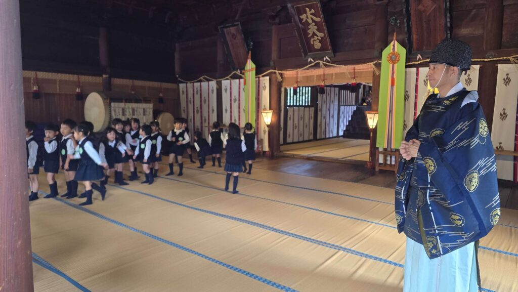 日本傳統的「七五三」是小孩滿三歲、男童滿五歲、女童滿七歲時舉行的祈福儀式