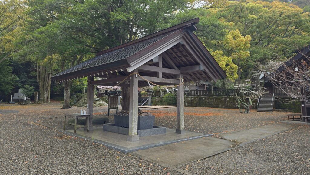 ▲通過鳥居就能看到右手邊小巧的御手洗台