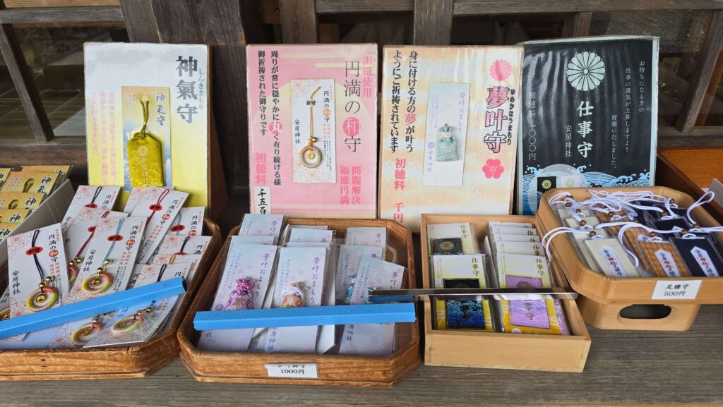 ▲安房神社的各式祈福御守，因為大風，都需要紙鎮壓守