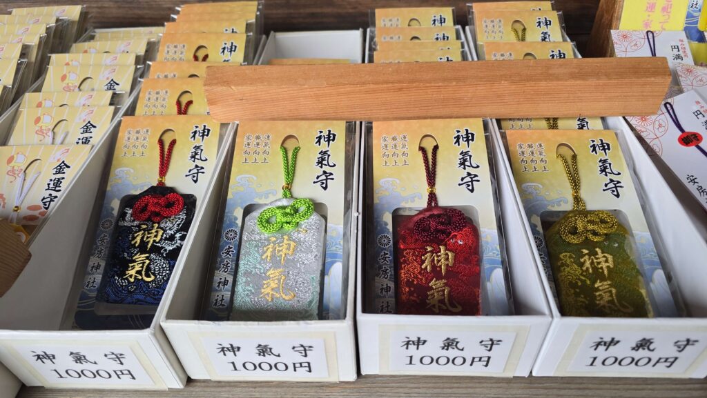 ▲神氣守也是安房神社的特色御守，不同顏色也代表了不同的祈福功效