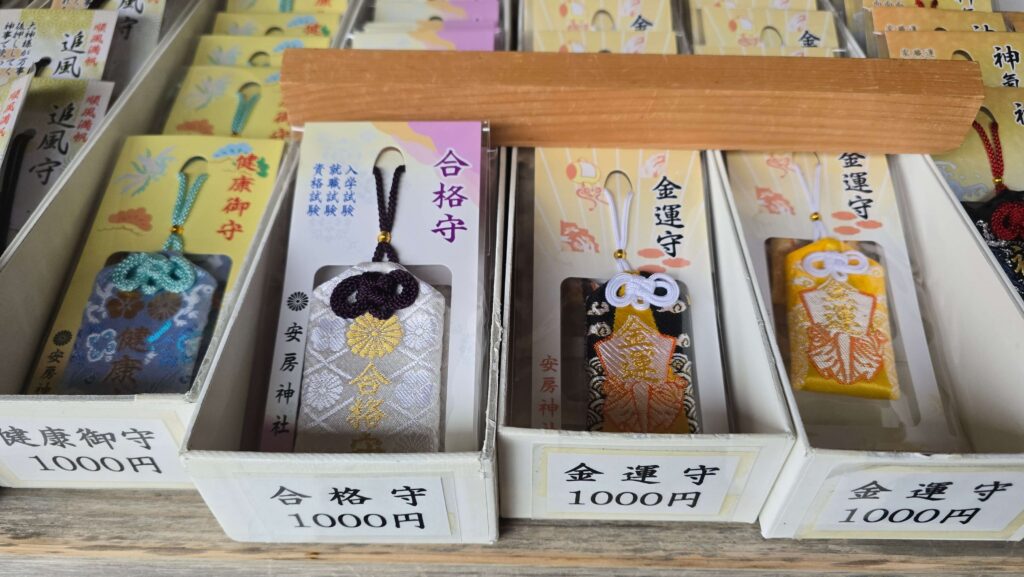 ▲安房神社身為三大金運神社，金運御守也是許多人的必買祈福品
