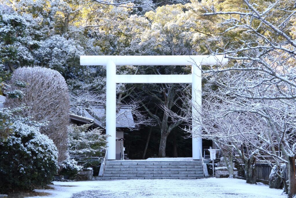 ▲冬季雪白的安房神社帶著獨特的靜謐