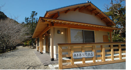 ▲位於參道旁的神社茶屋
