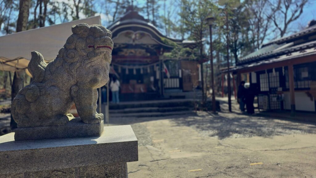 日本三大金運神社_新屋山神社中莊嚴又帶著萌感的石獅子