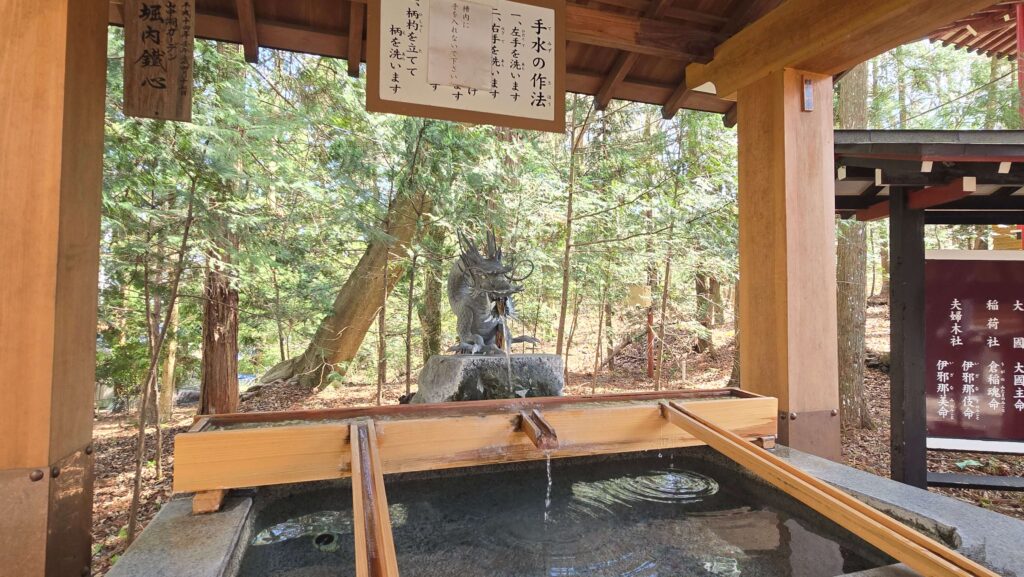 日本三大金運神社_新屋山神社威嚴感十足的龍神御手洗
