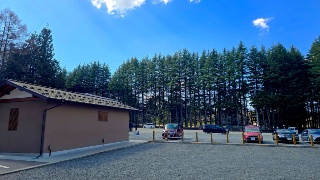 日本三大金運神社_新屋山神社可以遠眺富士山，充滿衫木靈氣的廣大停車塲