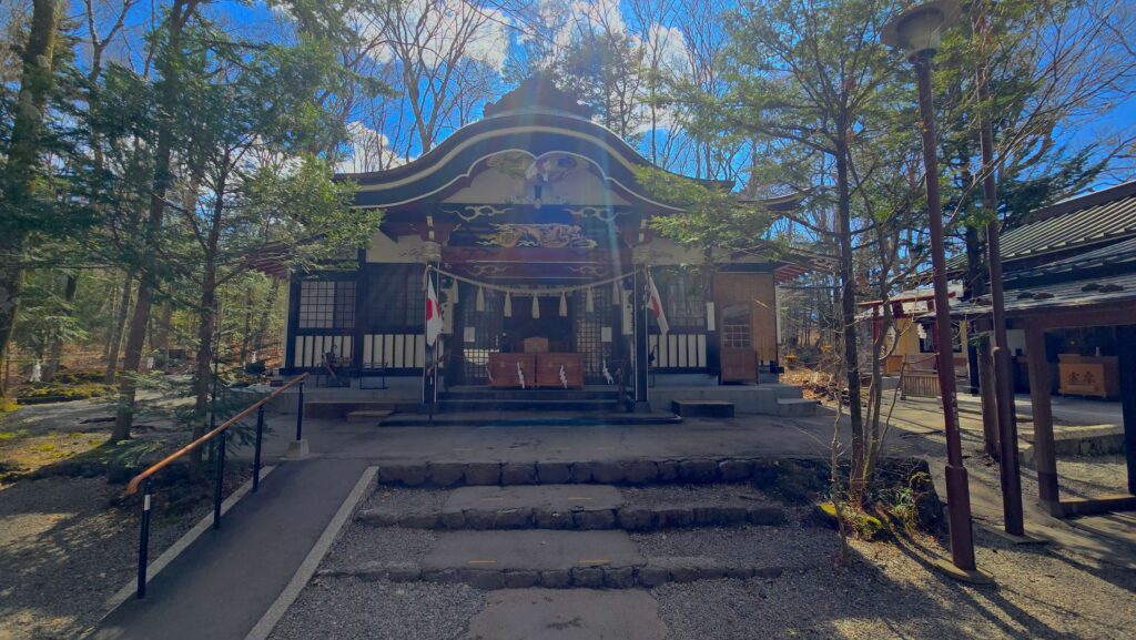 日本三大金運神社_新屋山神社本殿顯得格外寧靜