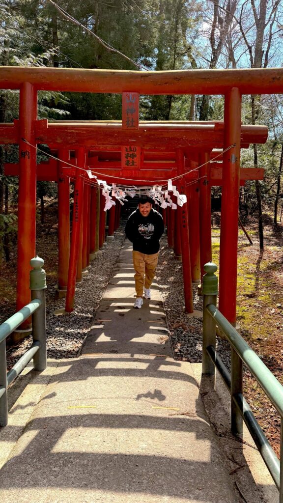 日本三大金運神社_新屋山神社的層層鳥居象徵心願達成的靈驗