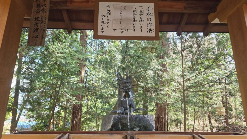日本三大金運神社_新屋山神社淙淙流水聲搭配著茂密森林，有種心靈洗滌感