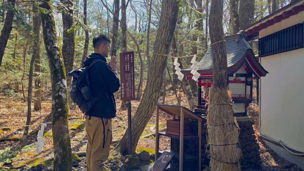 日本三大金運神社_新屋山神社祈求家庭繁榮的夫婦木社是神社深受歡迎的參拜點