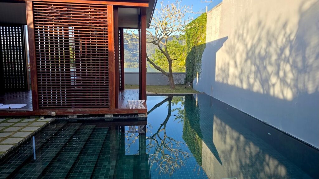 涵碧樓 Villa 私人泳池全景，泳池、庭院與池畔涼亭構成靜謐度假空間