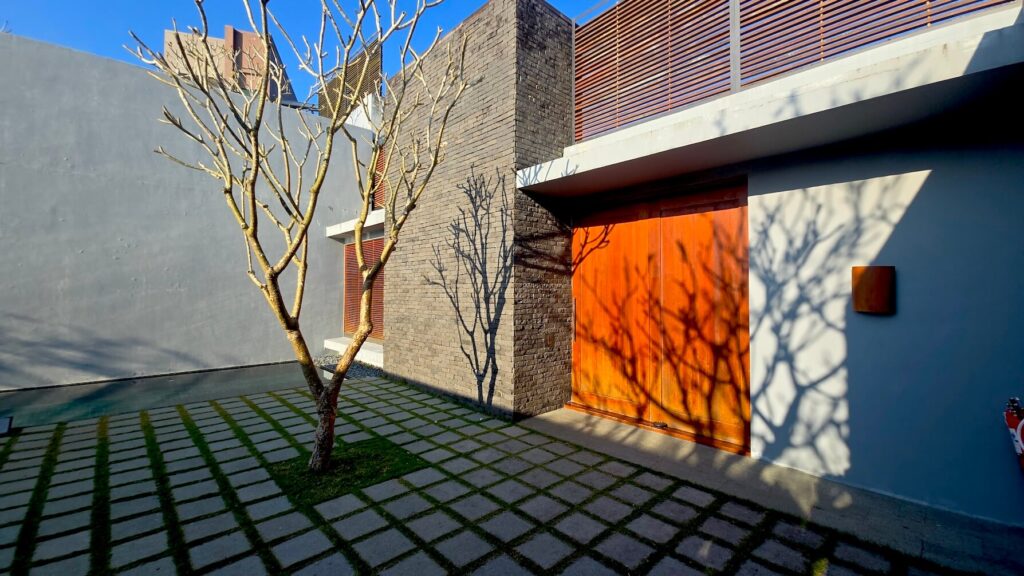 涵碧樓 Villa 以自然材質與沉穩色調呈現極簡侘寂風設計