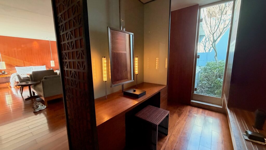 涵碧樓 Villa 的梳妝台與開放式掛衣區