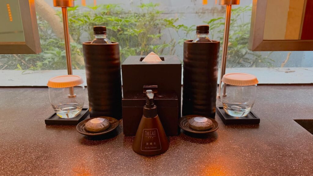 涵碧樓 Villa 浴室備品與盥洗用品，呈現簡約細緻的住宿質感