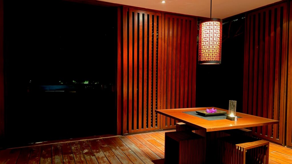 夜晚燈光映照下的涵碧樓 Villa 涼亭，呈現溫暖靜謐的池畔夜色
