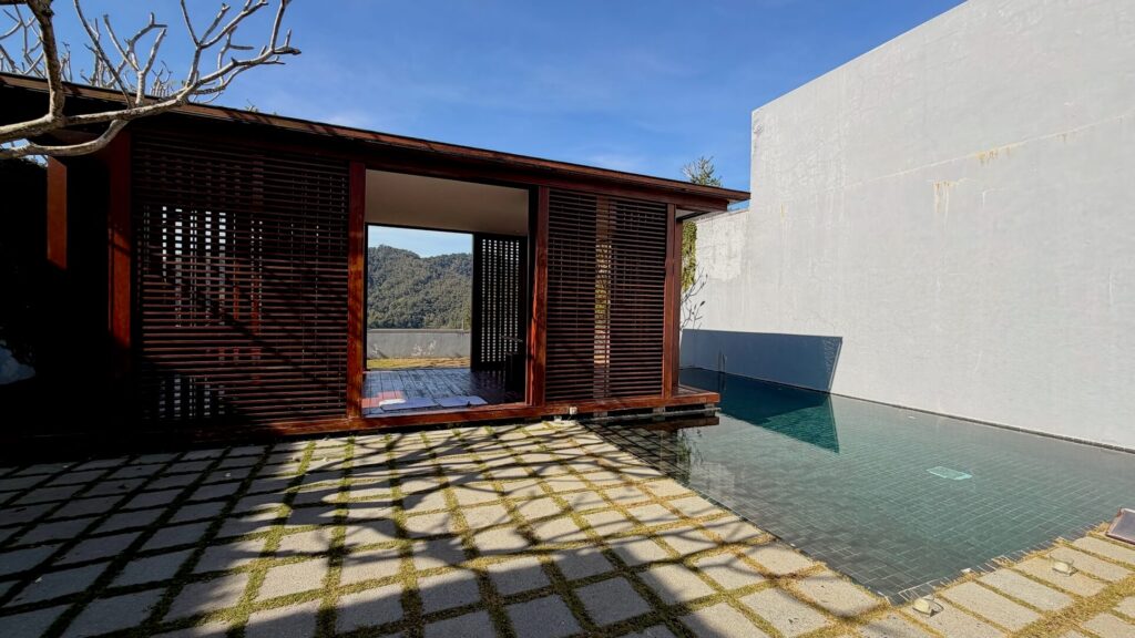 涵碧樓 Villa 的私人泳池與池畔涼亭，營造靜謐放鬆的度假氛圍