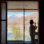 麗思卡爾頓日光（The Ritz-Carlton, Nikko）頂級套房的雙洗手台衛浴空間，讓旅客在直面中禪寺湖光山色的清晨美景中醒來梳洗。