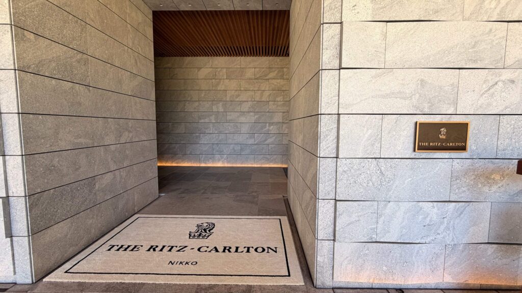 ▲Ritz-Carlton 日光-灰色沈穩的大廳入口