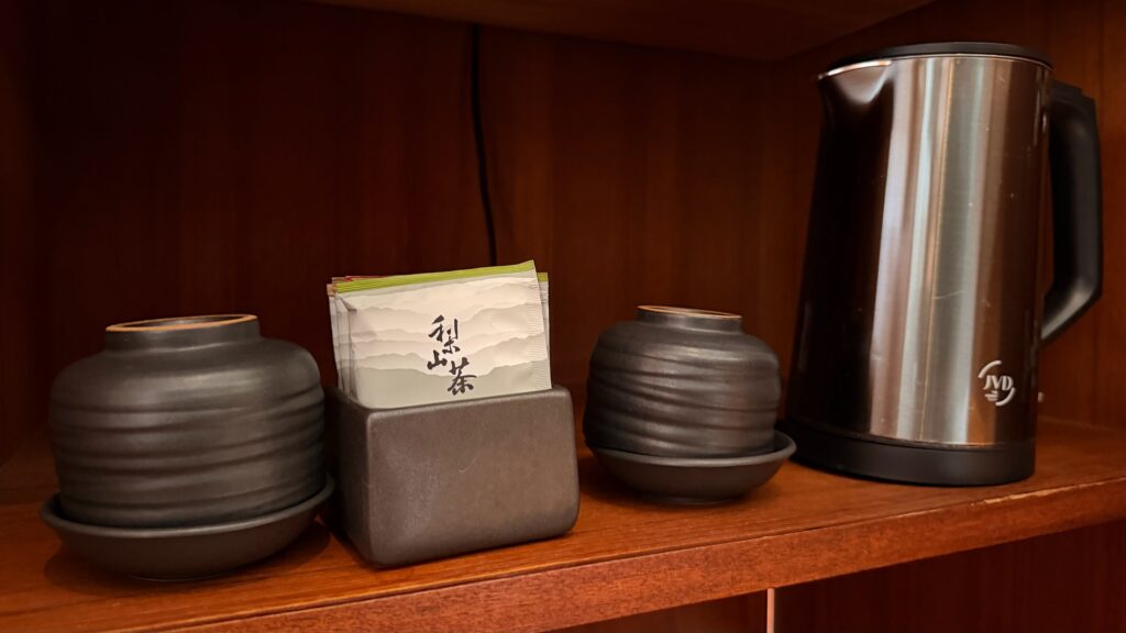 涵碧樓湖景套房 Mini Bar 與房內飲品，提供完整便利的客房休憩體驗