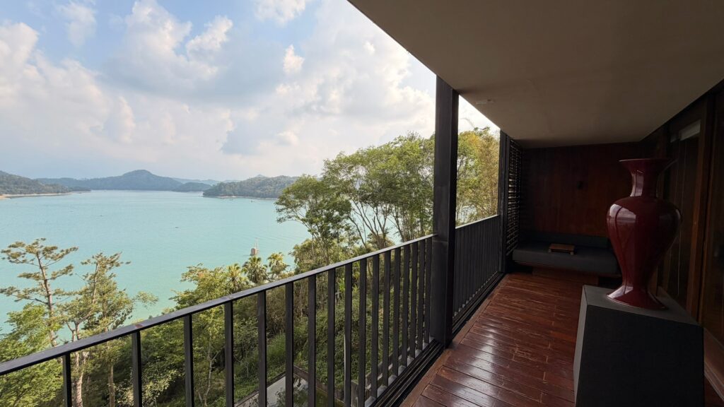 涵碧樓湖景套房寬敞陽台，坐擁日月潭湖景與清晨日出
