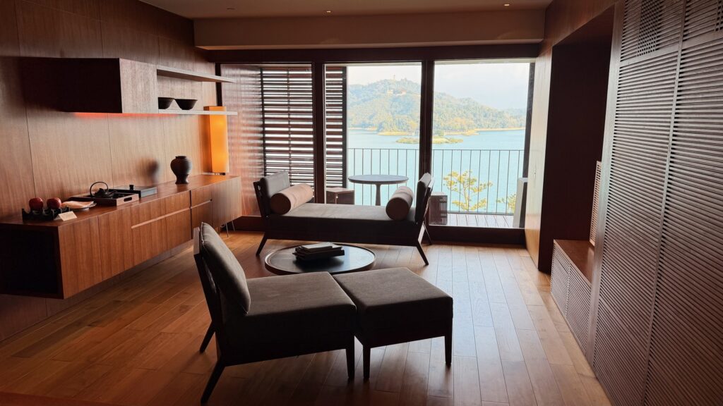 涵碧樓湖景套房客廳另一角度，呈現簡約家具配置與雅致空間設計