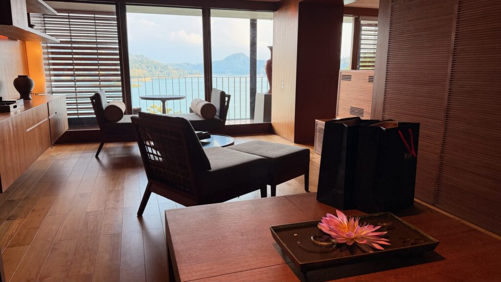 涵碧樓湖景套房客廳全景，以木質調設計營造寬敞沉靜的休憩空間